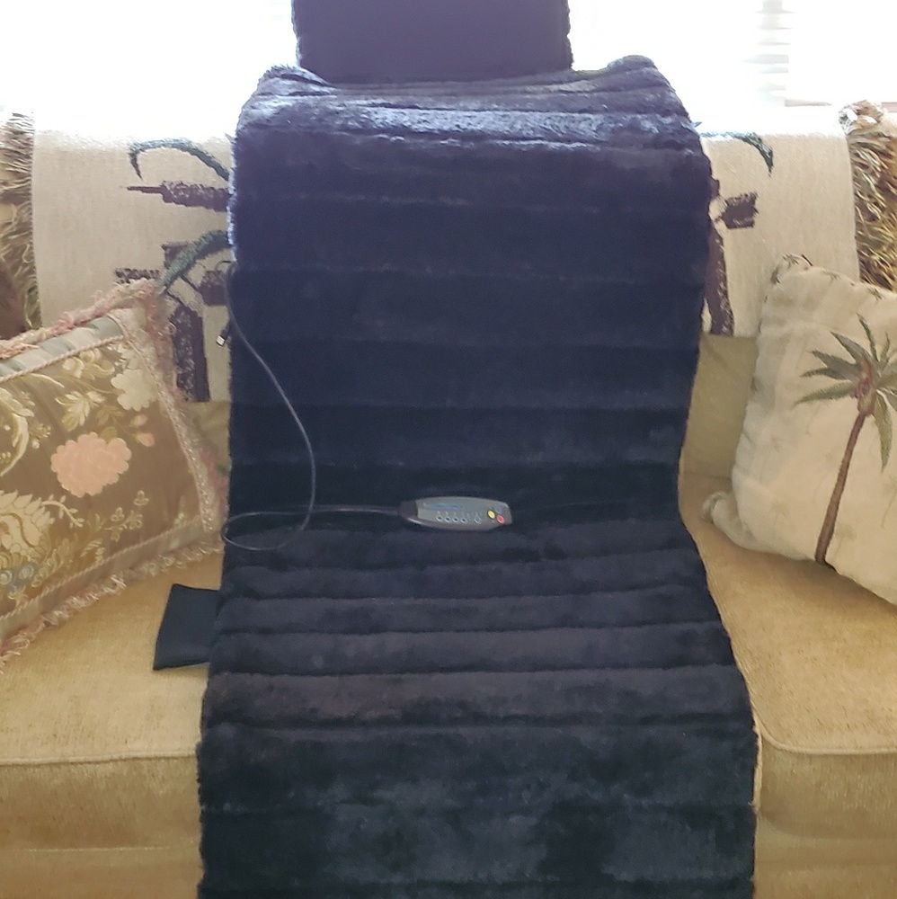 Vibrating body massage/ heated cushion